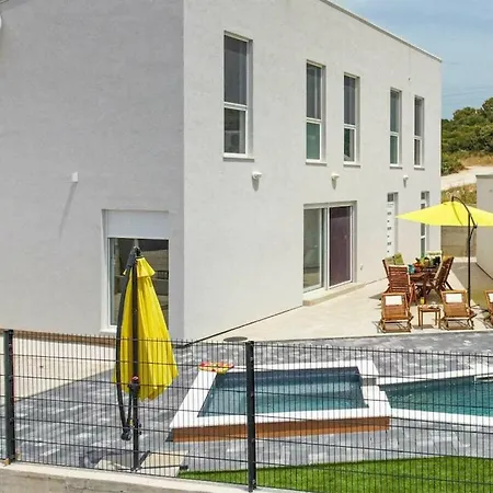 In Suko An With Swimming Pool 빌라 Sukošan